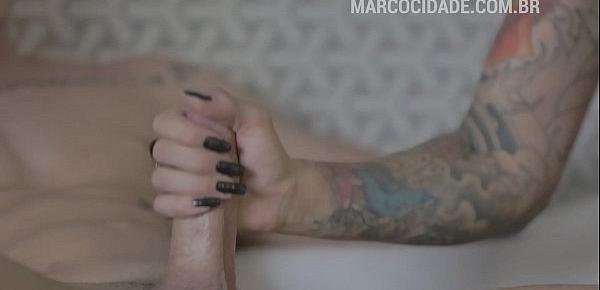  A peituda da bunda grande e toda tatuada Bárbara Inked fodendo gostoso com homens e mulheres | Compilação